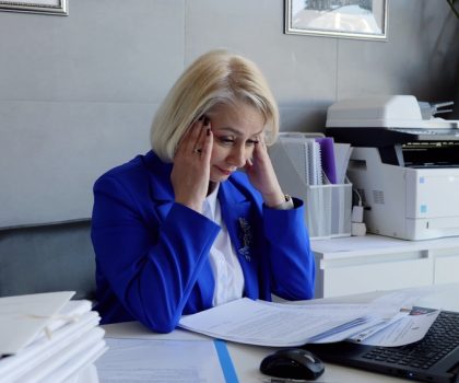 Businesswoman,In,Office,Holding,Head,In,Hands,Overworking,Emotional,Stress